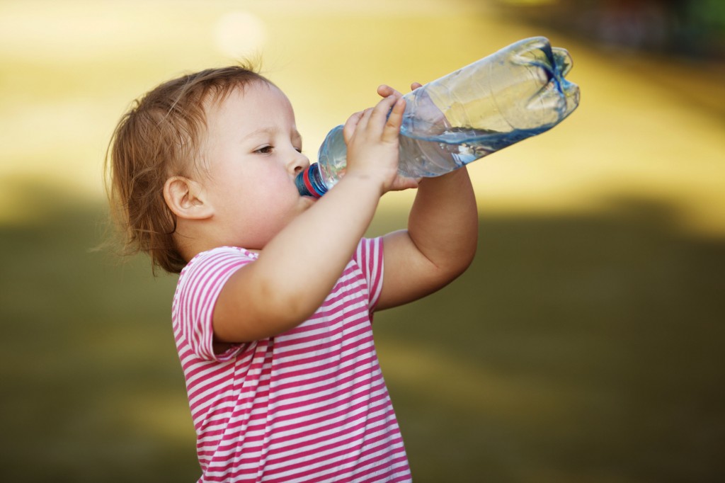 Trẻ sơ sinh nên uống nước gì?